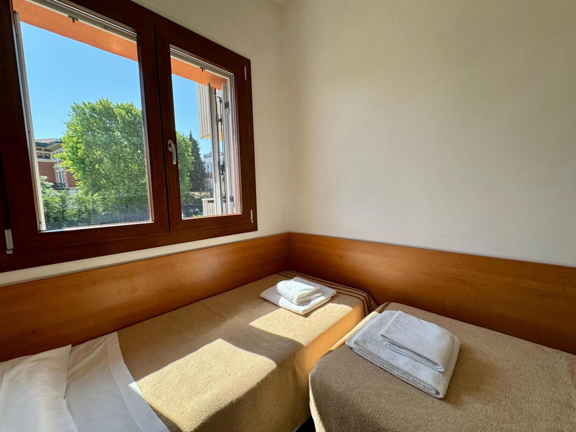 פסקיארה דל גארדה Easy Apartments Peschiera מראה חיצוני תמונה